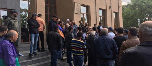 Люди перед зданием суда общей юрисдикции столичного административного района Шенгавит (20 мая 2019). Еревaн Люди перед зданием суда общей юрисдикции столичного административного района Шенгавит (20 мая 2019). Еревaн - Sputnik Армения
