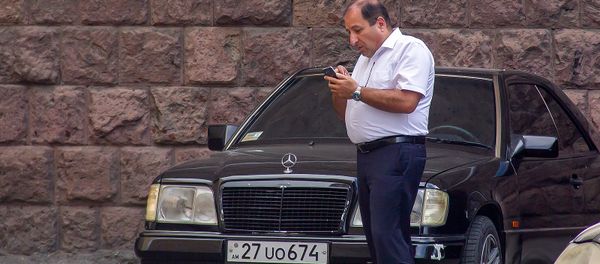 Адвокат Роберта Кочаряна - Айк Алумян перед зданием СНБ Армении (18 мая 2019). Еревaн - Sputnik Արմենիա