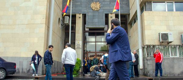 Люди перед зданием Кассационного суда Армении (20 мая 2019). Еревaн - Sputnik Արմենիա