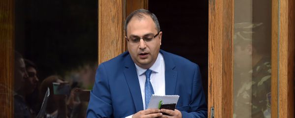 Депутат Владимир Варданян перед зданием Дома правительства Армении (20 мая 2019). Еревaн Депутат Владимир Варданян перед зданием Дома правительства Армении (20 мая 2019). Еревaн - Sputnik Армения