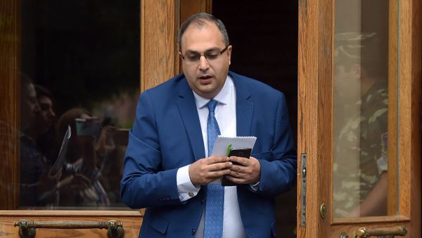 Депутат Владимир Варданян перед зданием Дома правительства Армении (20 мая 2019). Еревaн - Sputnik Армения