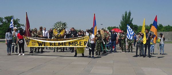 Шествие к мемориалу Цицернакаберд в память Геноцида греков в Османской Турции (19 мая 2019). Еревaн Шествие к мемориалу Цицернакаберд в память Геноцида греков в Османской Турции (19 мая 2019). Еревaн - Sputnik Армения