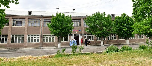 Средняя школа имени Жоры Есаяна в селе Дарбник, Арарат Средняя школа имени Жоры Есаяна в селе Дарбник, Арарат - Sputnik Արմենիա