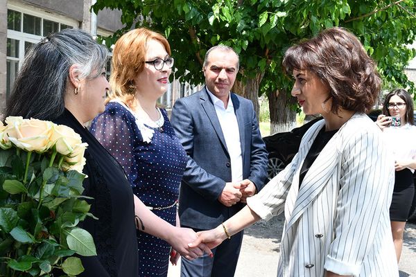 Աննա Հակոբյանն այցելել է ապրիլյան պատերազմի մասնակից Ժորա Եսայանի անվան դպրոց - Sputnik Արմենիա