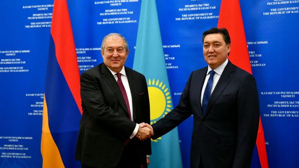 Встреча президента Армении Армена Саркисяна с премьер-министром Казахстана Аскаром Маминым (20 мая 2019). Нур-Султан - Sputnik Армения