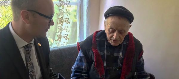 Депутат Алексей Сандыков поздравил ветерана Великой Отечественной войны Сандро Степаняна со 100-летием (21 мая 2019). Село Вазашен, Тауш - Sputnik Արմենիա