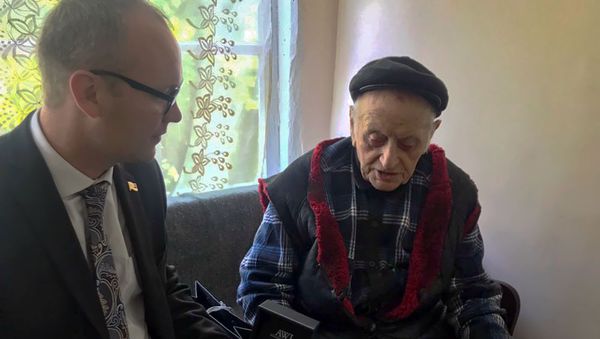 Депутат Алексей Сандыков поздравил ветерана Великой Отечественной войны Сандро Степаняна со 100-летием (21 мая 2019). Село Вазашен, Тауш - Sputnik Արմենիա