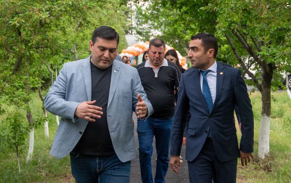 Губернатор Котайка Романос Петросян и врио национального директора БФ SOS - Детские деревни Спартак Саркисян на открытии нового детского сада БФ SOS - Детские деревни (21 мая 2019). Котайк - Sputnik Армения