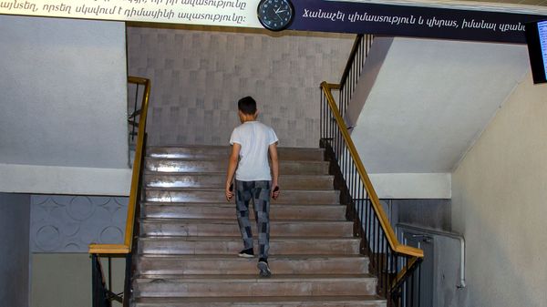Студент Ереванского гос.института театра и кино в день выборов ректора вуза (22 мая 2019). Еревaн - Sputnik Արմենիա