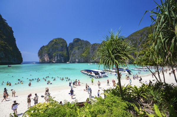 Туристы на пляже Maya bay на островах Пхи-Пхи в Таиланде  - Sputnik Армения