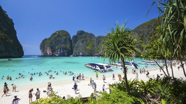 Туристы на пляже Maya bay на островах Пхи-Пхи в Таиланде  - Sputnik Армения