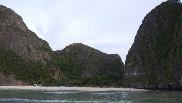 Закрытый для туристов пляж Maya bay на островах Пхи-Пхи в Таиланде  - Sputnik Армения