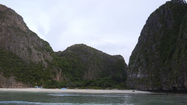 Закрытый для туристов пляж Maya bay на островах Пхи-Пхи в Таиланде  - Sputnik Армения