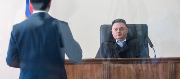 Судья Давид Григорян слушает адвоката Арама Орбеляна во время заседания по делу 1 марта (17 мая 2019). Еревaн - Sputnik Արմենիա