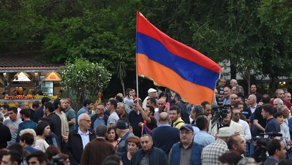 Люди на митинге партии АРФ Дашнакцутюн на площади Свободы (23 мая 2019). Еревaн - Sputnik Արմենիա