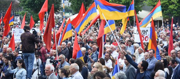 Люди на митинге партии АРФ Дашнакцутюн на площади Свободы (23 мая 2019). Еревaн Люди на митинге партии АРФ Дашнакцутюн на площади Свободы (23 мая 2019). Еревaн - Sputnik Армения
