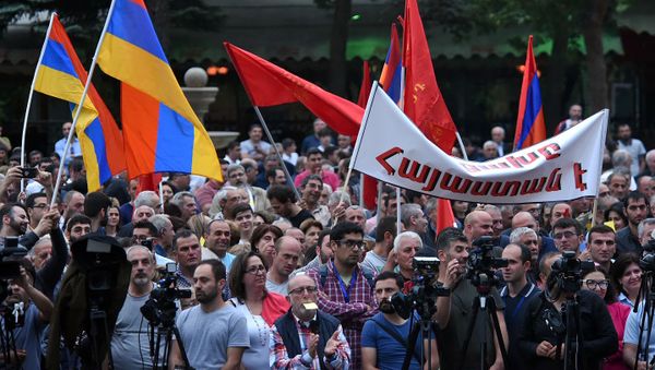 Люди на митинге партии АРФ Дашнакцутюн на площади Свободы (23 мая 2019). Еревaн - Sputnik Армения