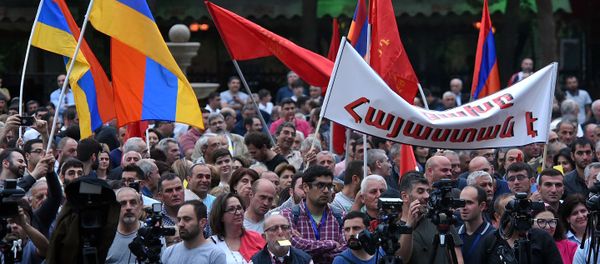 Люди на митинге партии АРФ Дашнакцутюн на площади Свободы (23 мая 2019). Еревaн - Sputnik Արմենիա