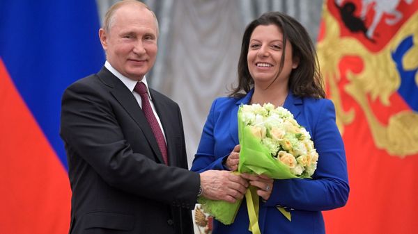 Президент РФ Владимир Путин и главный редактор телеканала RT и МИА Россия сегодня Маргарита Симоньян - Sputnik Արմենիա
