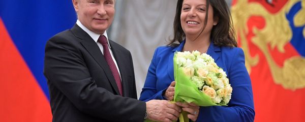Президент РФ Владимир Путин и главный редактор телеканала RT и МИА Россия сегодня Маргарита Симоньян Президент РФ Владимир Путин и главный редактор телеканала RT и МИА Россия сегодня Маргарита Симоньян - Sputnik Армения
