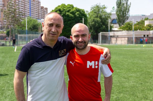 Мешала армянская еда: как прошел в Ереване международный турнир журналистов-футболистов  - Sputnik Армения