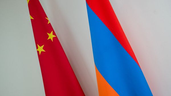Флаги Армении и Китая во время визита главы МИД Китая Вана И в Армению (26 мая 2019). Еревaн - Sputnik Армения