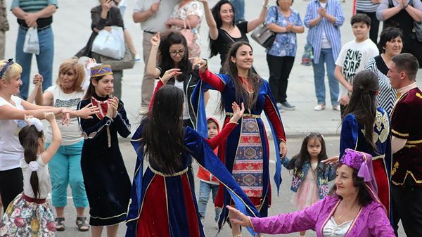Флешмоб «Ари пари Кочари» («Давай станцуем Кочари!») от Армянского культурного центра в Ташкенте - Sputnik Армения