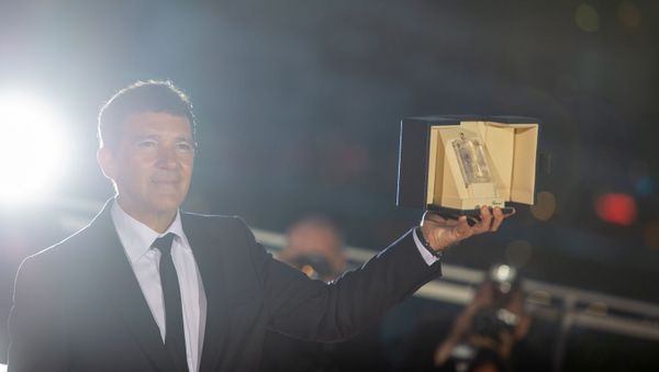 Актер Антонио Бандерас с премией Лучший актер за роль в фильме Боль и слава (Dolor y gloria), на фотосессии победителей в рамках церемонии закрытия 72-го Каннского кинофестиваля (25 мая 2019). Канны - Sputnik Արմենիա