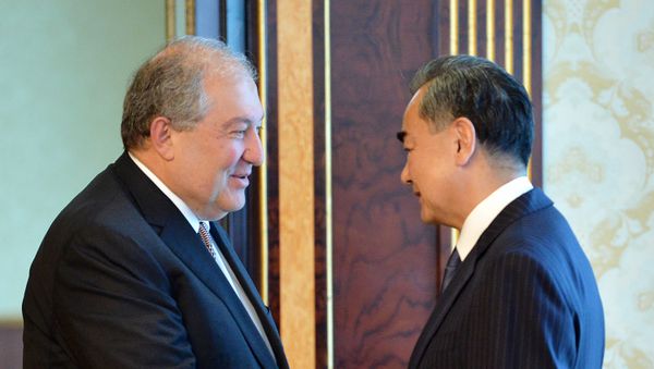 Президент Армении Армен Саркисян встретился с делегацией из Китая, во славе с министром иностранных дел Ваном И (26 мая 2019). Еревaн - Sputnik Արմենիա