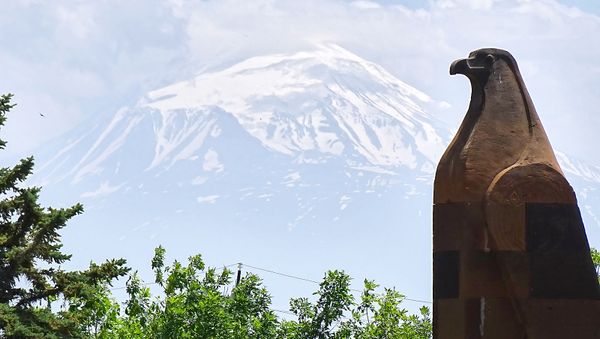 Скульптура орла в мемориальном комплексе Сардарапат Скульптура орла в мемориальном комплексе Сардарапат - Sputnik Армения