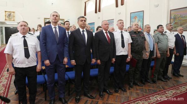 За надежную охрану границ Армении: Ванецян наградил российских военнослужащих За надежную охрану границ Армении: Ванецян наградил российских военнослужащих - Sputnik Армения