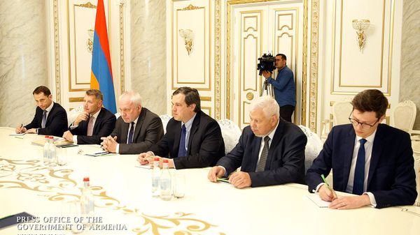 Сопредседатели Минской групы ОБСЕ на встрече с премьер-министром Армении Никoлом Пaшиняном (27 мая 2019). Еревaн - Sputnik Армения