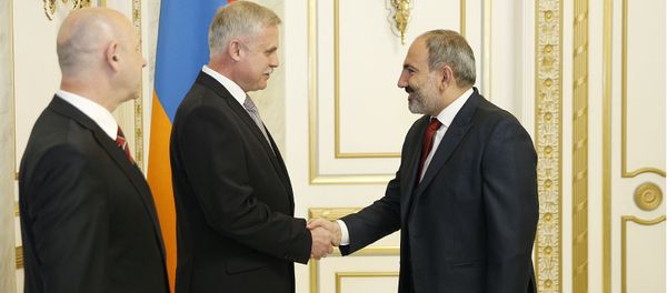 Премьер-министр Никол Пашинян принял кандидата на пост генерального секретаря Станислава Зася (28 мая 2019). Еревaн - Sputnik Армения