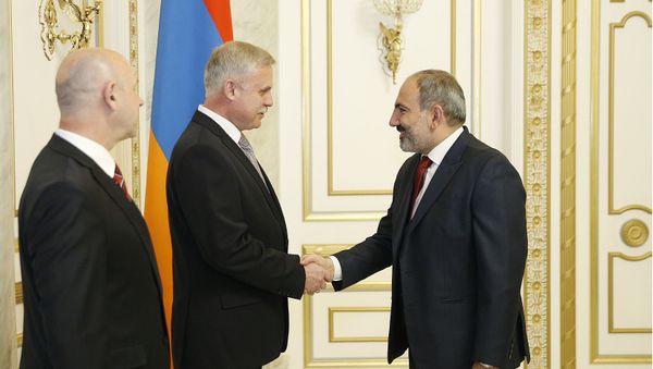 Премьер-министр Никол Пашинян принял кандидата на пост генерального секретаря Станислава Зася (28 мая 2019). Еревaн - Sputnik Армения