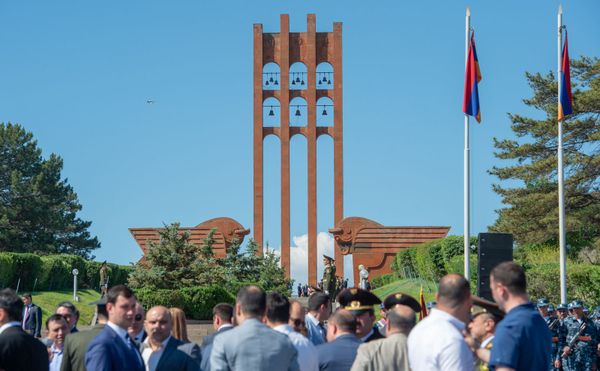 Մարդիկ «Սարդարապատ» հուշահամալիրում Առաջին հանրապետության հռչակման 101–ամյակին նվիրված միջոցառման ժամանակ։ - Sputnik Արմենիա