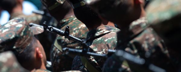 Солдаты во время выступления премьер-министра Армении на праздновании Первой республики (28 мая 2019). Сардарапат - Sputnik Армения