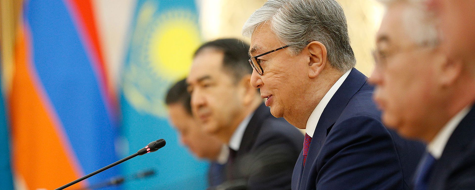 Президент Казахстан Касым-Жомарт Токаев на встрече с премьер-министром Армении Никoлом Пaшиняном (29 мая 2019). Нур-Султан - Sputnik Армения, 1920, 07.01.2022