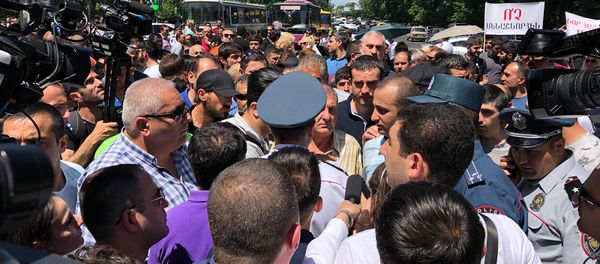 Акция протеста у здания парламента (29 мая 2019). Еревaн Акция протеста у здания парламента (29 мая 2019). Еревaн - Sputnik Армения