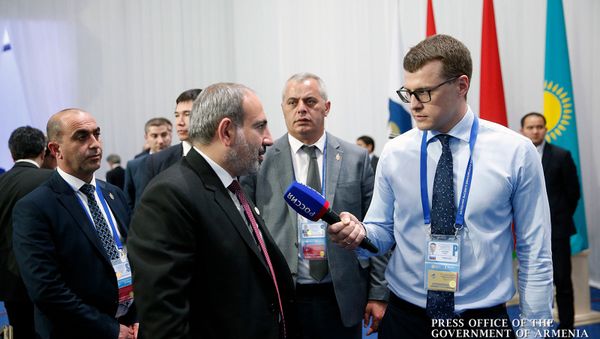 Премьер-министр Армении Никол Пашинян отвечает на вопросы журналиста на заседании Высшего Евразийского экономического совета (29 мая 2019). Нур-Султан Премьер-министр Армении Никол Пашинян отвечает на вопросы журналиста на заседании Высшего Евразийского экономического совета (29 мая 2019). Нур-Султан - Sputnik Армения