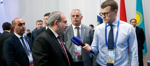 Премьер-министр Армении Никол Пашинян отвечает на вопросы журналиста на заседании Высшего Евразийского экономического совета (29 мая 2019). Нур-Султан - Sputnik Армения