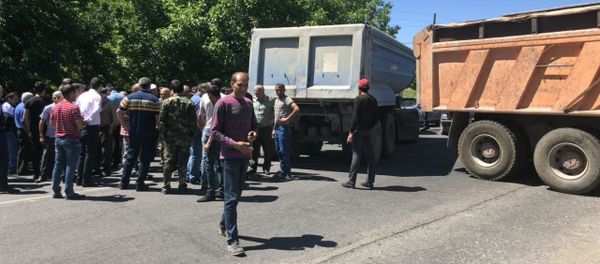 Строители дороги Север-Юг перекрыли участок дорогии Аштрак-Талин (30 мая 2019) - Sputnik Армения