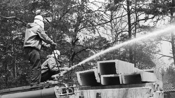 Дезактивация Чернобыльской АЭС, где 26 апреля 1986 года в четвертом энергоблоке произошла авария. - Sputnik Армения
