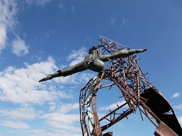 Разбитый памятник Лента бесконечности Давида Беджаняна - Sputnik Արմենիա
