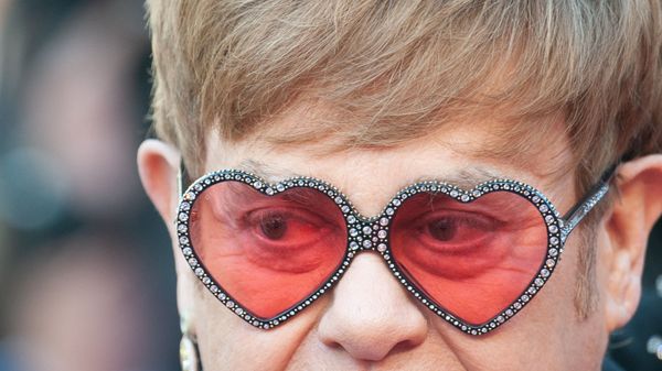 Певец и композитор Элтон Джон на красной дорожке премьеры фильма Rocketman в рамках 72-го Каннского кинофестиваля (16 мая 2019). Канны - Sputnik Армения