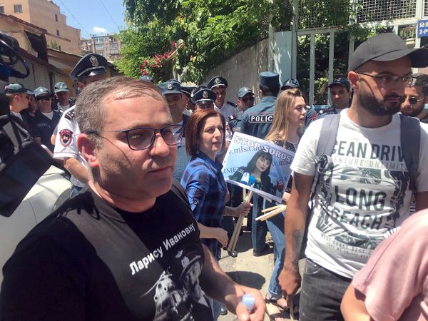 Армянские активисты провели акцию протеста у здания фонда Сороса – полиция оцепила здание - Sputnik Армения