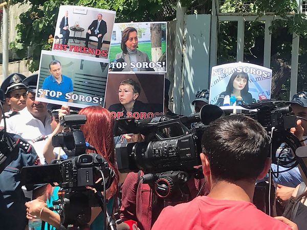 Армянские активисты провели акцию протеста у здания фонда Сороса – полиция оцепила здание - Sputnik Армения