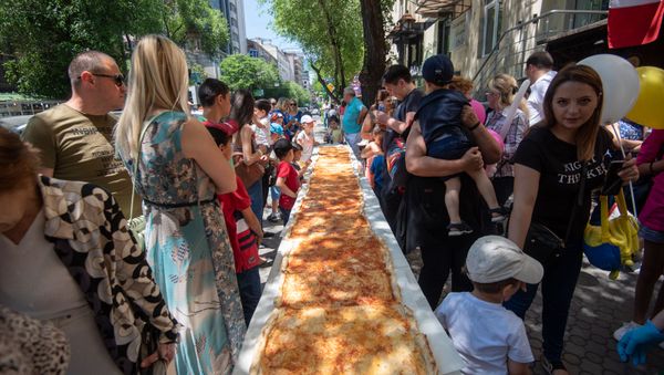 Армянские кулинары испекли самую длинную пиццу в Армении (1 июня 2019). Еревaн - Sputnik Армения