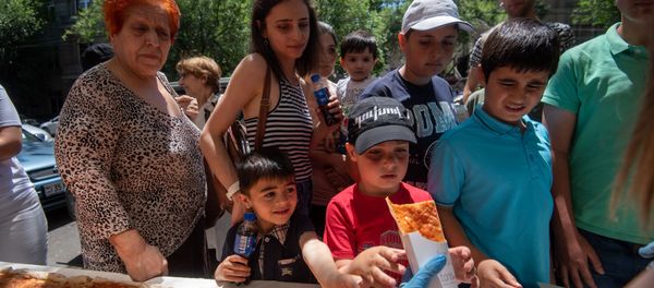 Армянские кулинары испекли самую длинную пиццу в Армении (1 июня 2019). Еревaн - Sputnik Արմենիա