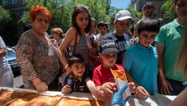 Армянские кулинары испекли самую длинную пиццу в Армении (1 июня 2019). Еревaн - Sputnik Արմենիա