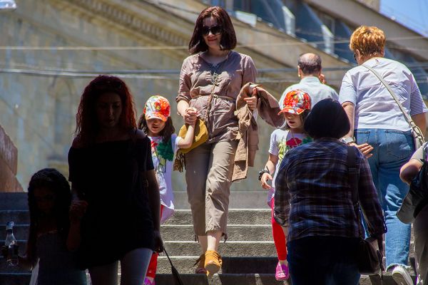 Двойняшки с мамой у метро Площадь Республики в Международный день защиты детей (1 июня 2019). Еревaн - Sputnik Армения